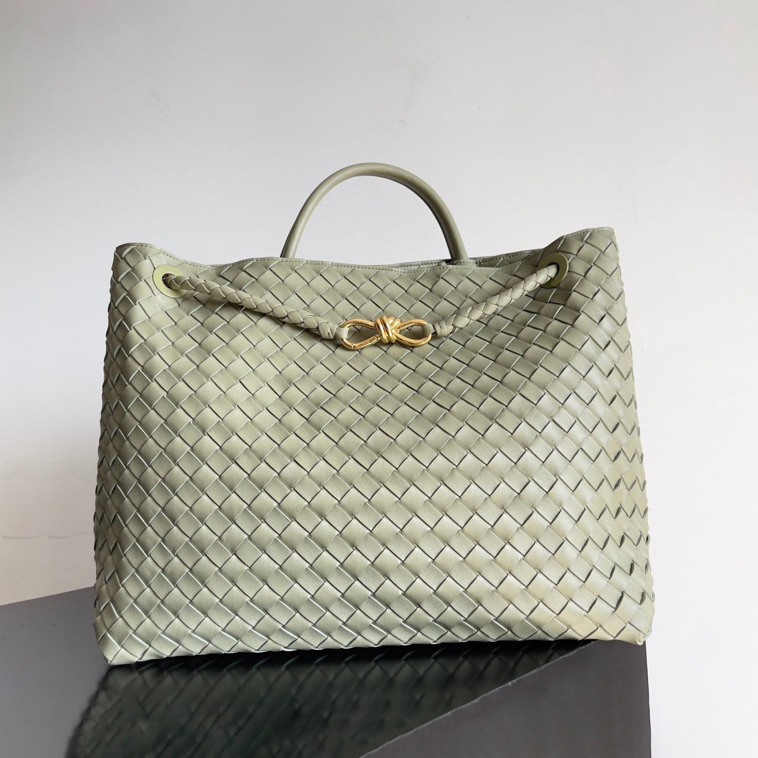 Bottega Veneta Large Andiamo Women's Woven Solid Color Magnetic Clasp Closure Sheepskin Tote Bag Bags #76912