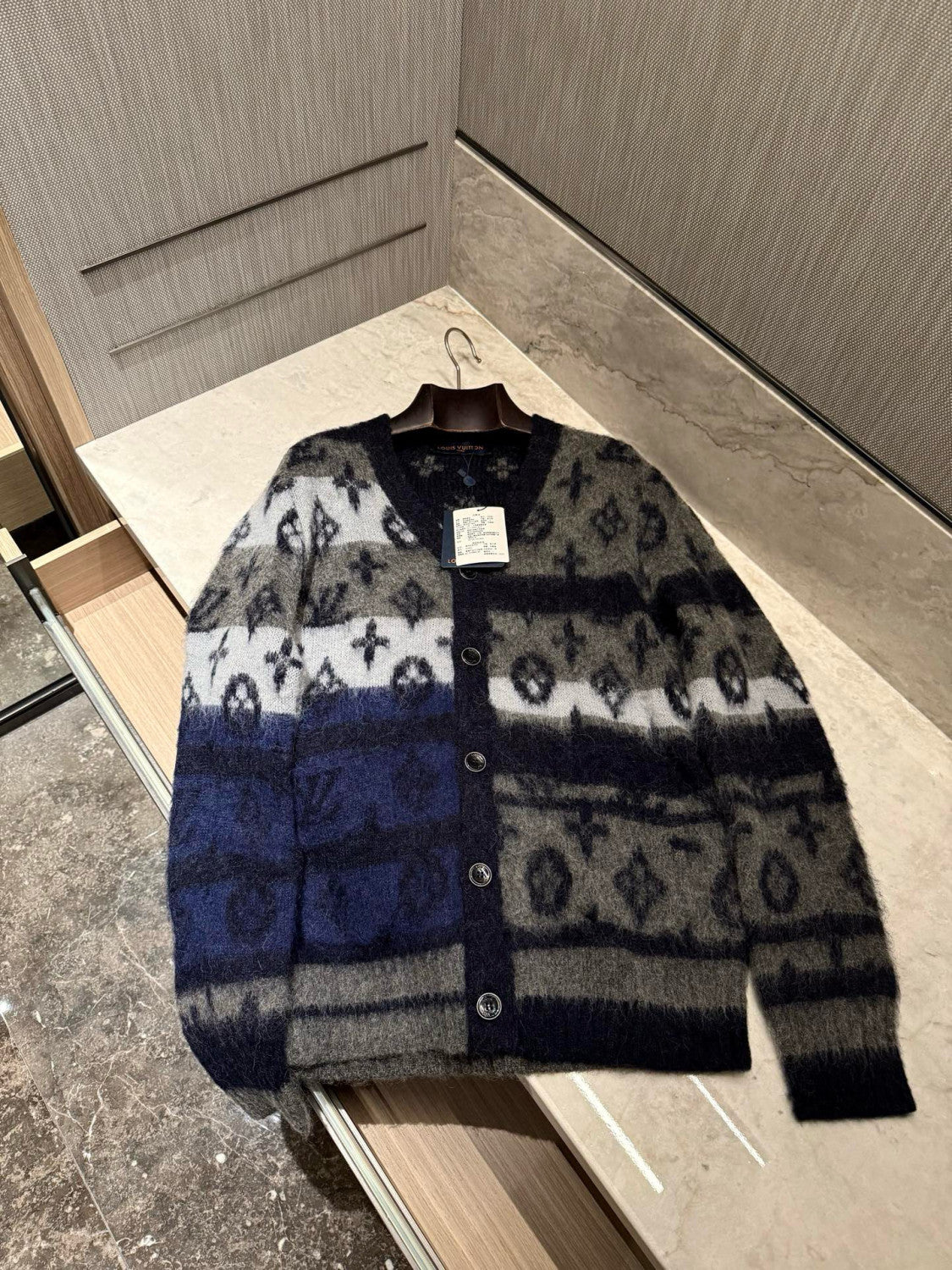 Louis Vuitton MONOGRAM Men's Fall/Winter Fashion Casual V Neck Single Button Classic Print Oversized Sweater Cardigan #79411