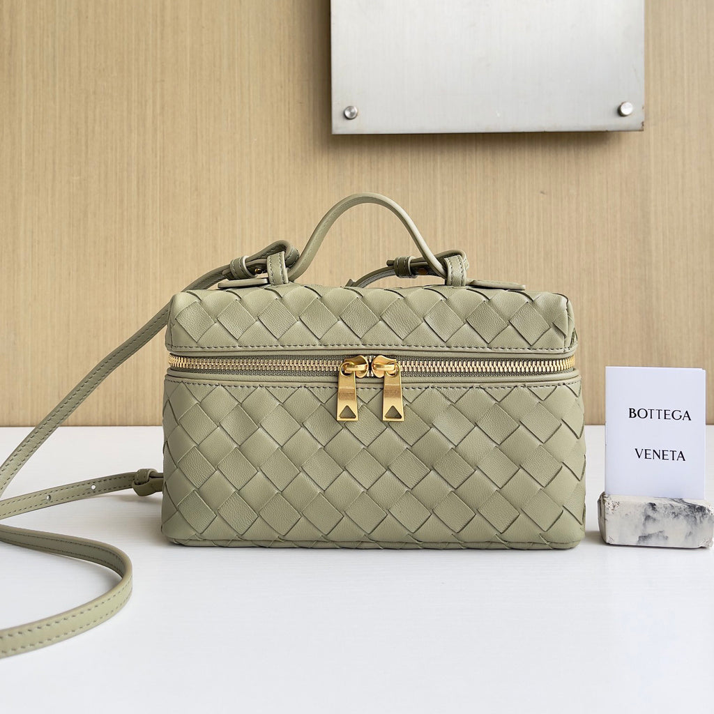 Bottega Veneta Bang Bang Women's Gold Accessories Zipper Closure Solid Color Calfskin Shoulder Crossbody Handbag Bag Bags #76533