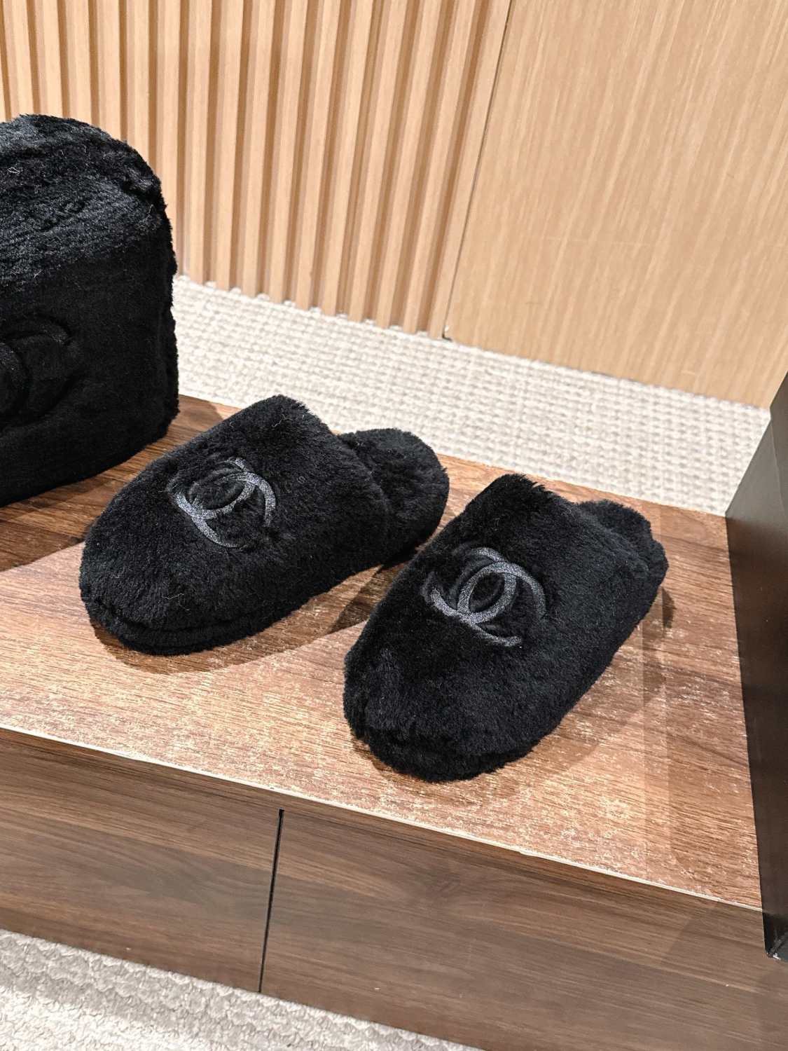 Chanel Winter Fashion Casual Round-Toe Thick-Sole Plush Home Slippers with Storage Bag Shoes #79278