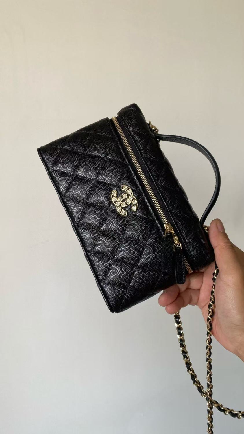 CHANEL 25P Women's Black Heart-Shaped Rhinestone Buckle with Brand Logo. Litchi Leather Shoulder/Crossbody Bag #81935L