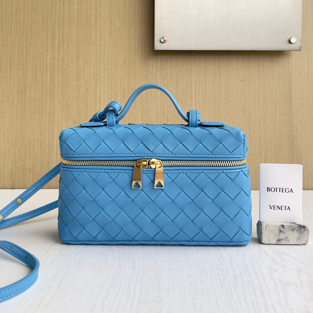 Bottega Veneta Bang Bang Women's Gold Accessories Zipper Closure Solid Color Calfskin Shoulder Crossbody Handbag Bag Bags #76533