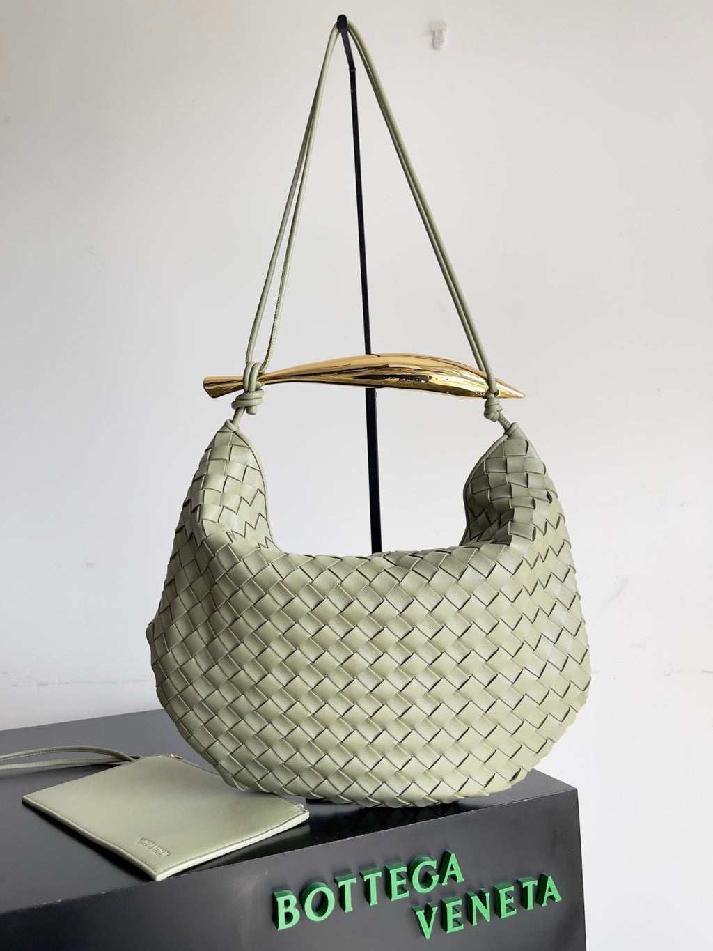 Bottega Veneta Women's Solid Color Woven Magnetic Clasp Closure Sheepskin Half Moon Bag Casual Sardine Tote Bags #75432