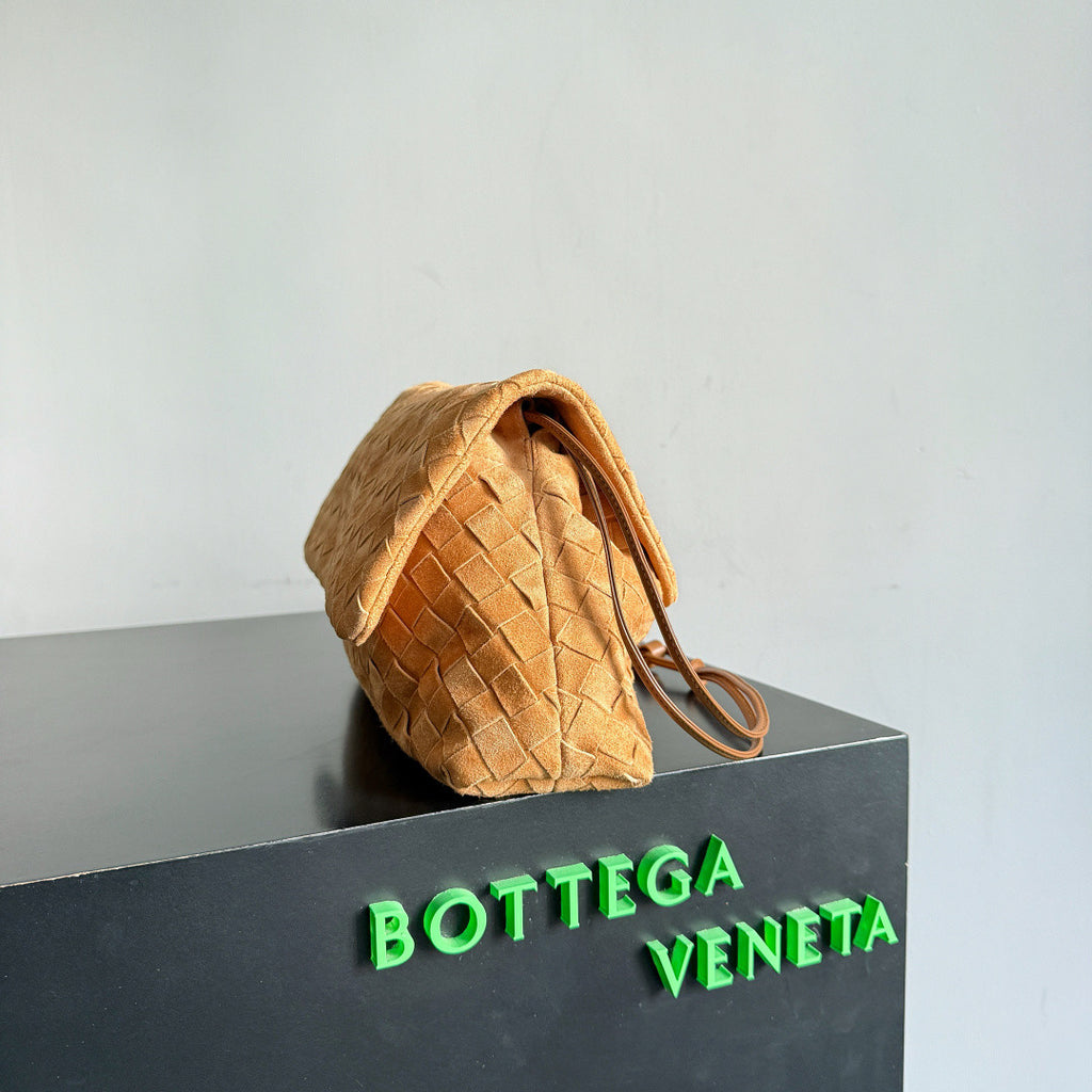 Bottega Veneta Dustbag Giorno Woven Suede Handbag With Drawstring And Clamshell Design Fashionable Elegant And Exquisite Clutch Bag Bags #195310