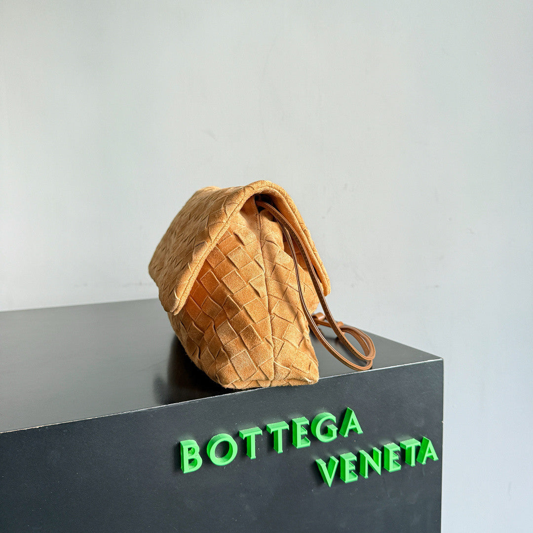Bottega Veneta Dustbag Giorno Woven Suede Handbag With Drawstring And Clamshell Design Fashionable Elegant And Exquisite Clutch Bag Bags #195310
