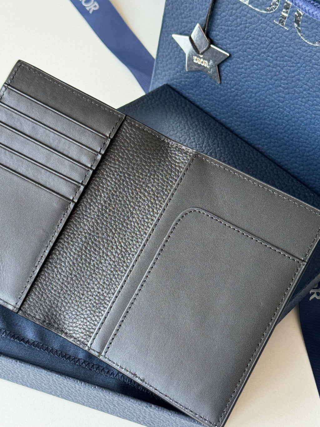 Dior Men's CD lcon Vertical Bifold Card Holder Passport Holder Casual Logo Solid Color Canvas Leather Saddle Passport Cover Wallet Purse Bags Bag 2ADCH169YKK-H00N #81355