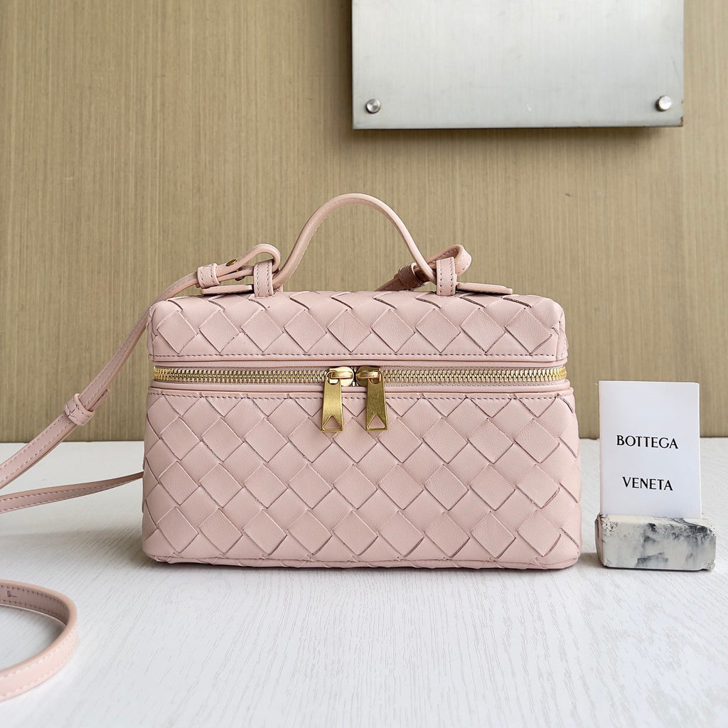 Bottega Veneta Bang Bang Women's Gold Accessories Zipper Closure Solid Color Calfskin Shoulder Crossbody Handbag Bag Bags #76533