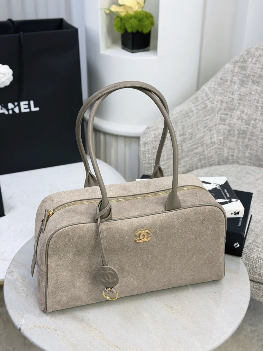Chanel 𝟐𝟔𝐒 Vintage Suede Bowling Bag Classic Diamond-quilted Design With Metallic Double C Logo Large Capacity Tote Bag Bags #197473