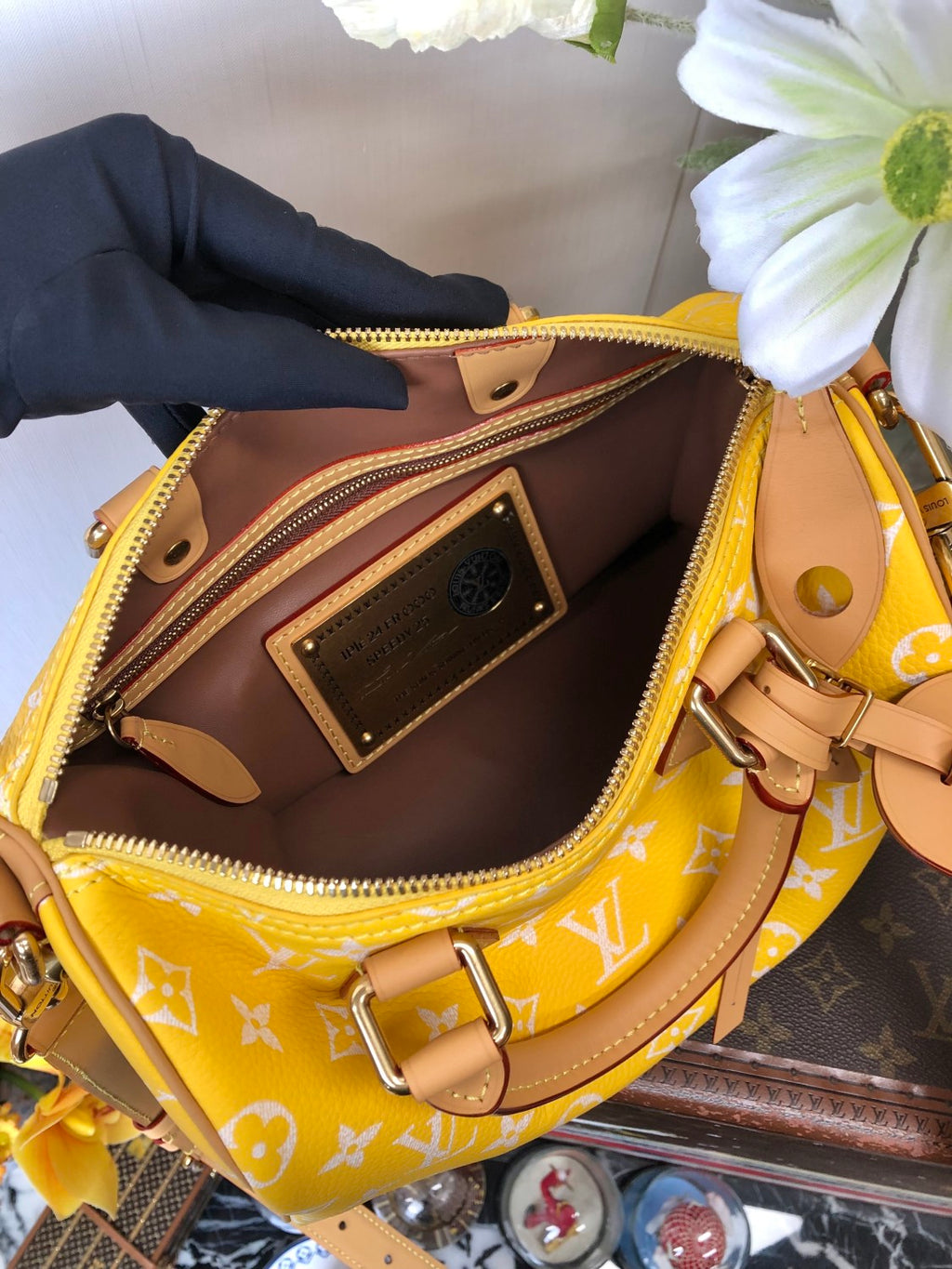 Louis Vuitton Women's Fashion Classic Yellow Logo Zipper Closure Leather Shoulder Bag Handbags In Small Medium And Large Sizes Crossbody Bag Bags #78662