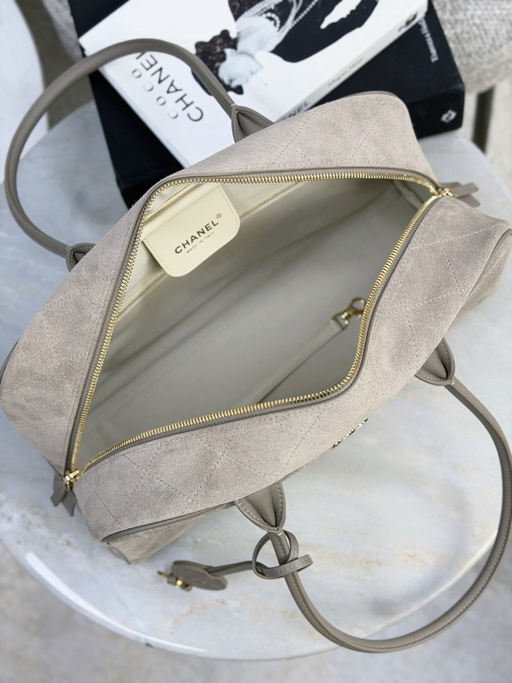 Chanel 𝟐𝟔𝐒 Vintage Suede Bowling Bag Classic Diamond-quilted Design With Metallic Double C Logo Large Capacity Tote Bag Bags #197473