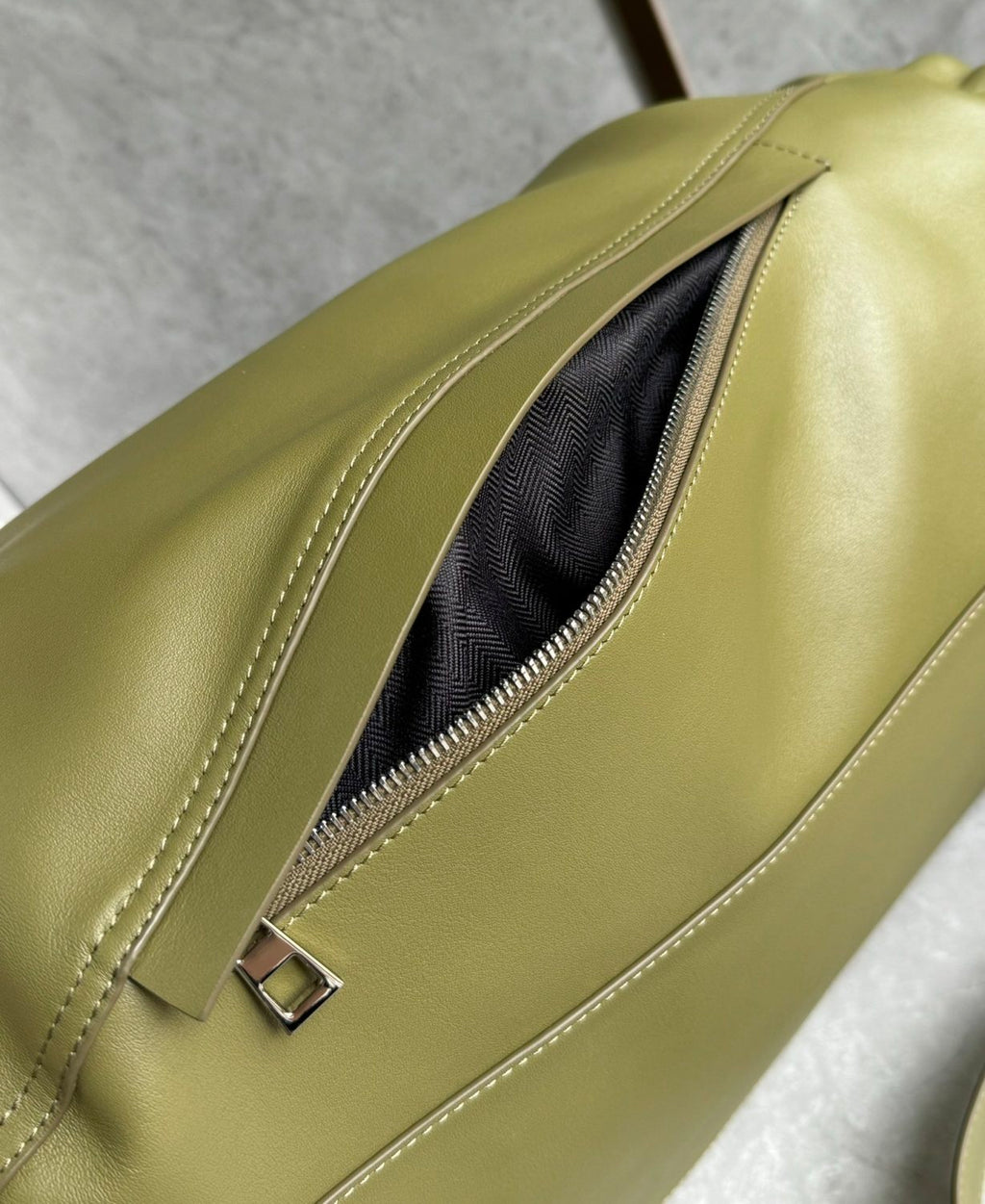 Loewe Flamenco Men's Solid Color Monogrammed Logo Drawstring Closure Solid Color Soft Cowhide Shoulder Bag Bag #75248
