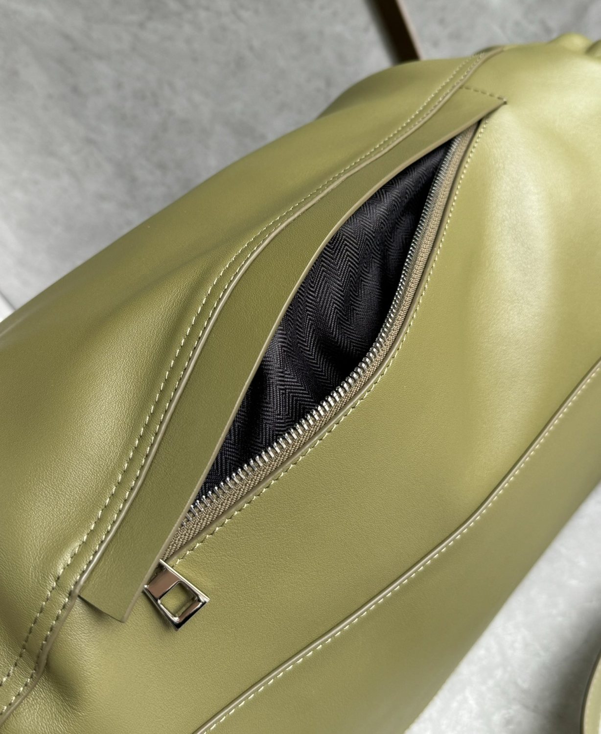 Loewe Flamenco Men's Solid Color Monogrammed Logo Drawstring Closure Solid Color Soft Cowhide Shoulder Bag Bag #75248
