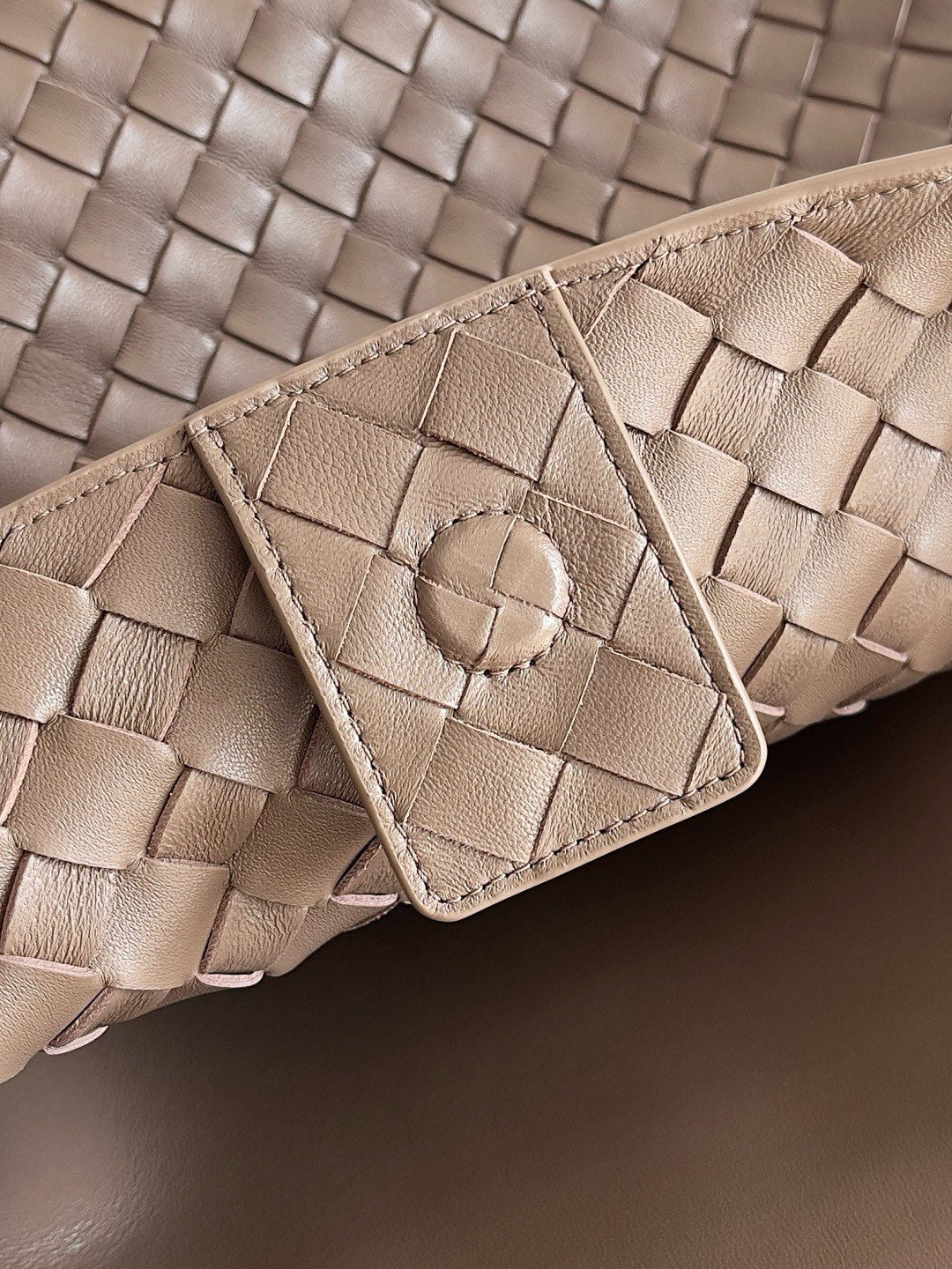 Bottega Veneta Large Andiamo Women's Woven Solid Color Magnetic Clasp Closure Sheepskin Tote Bag Bags #76912