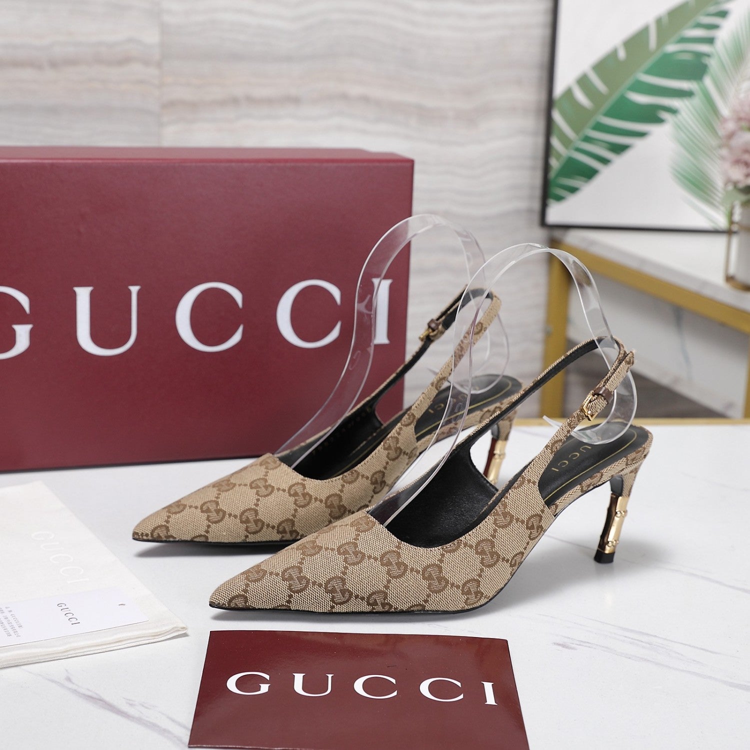 Gucci Cowhide Chain Decoration Horseshoe Heel Sandals #387647