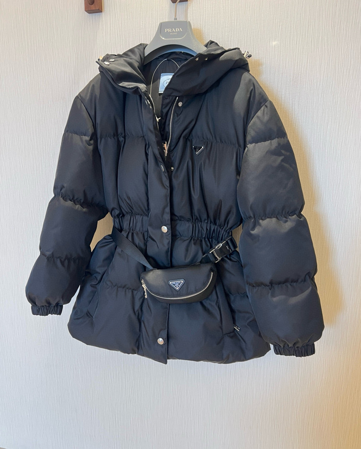 Prada Women's Autumn/Winter Single-Breasted Nylon Belt Long-Sleeved Solid Color Hooded Puffer Down Jacket Ngvp #81482