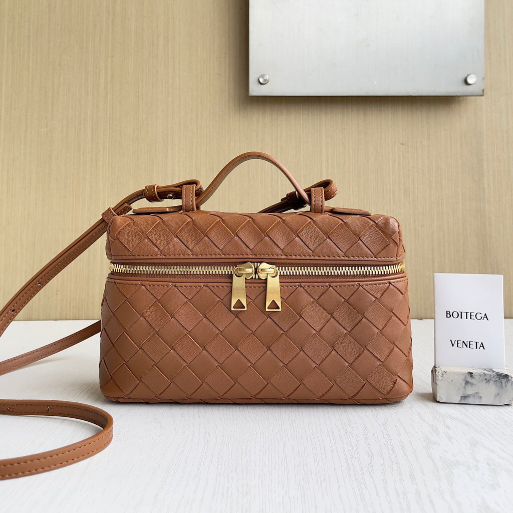 Bottega Veneta Bang Bang Women's Gold Accessories Zipper Closure Solid Color Calfskin Shoulder Crossbody Handbag Bag Bags #76533
