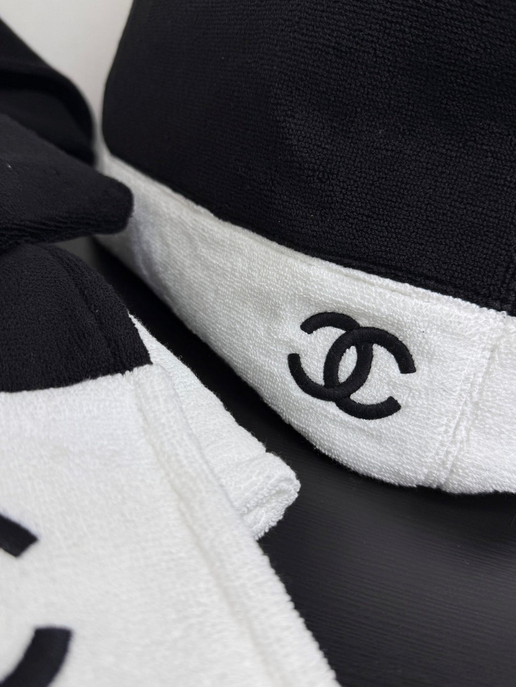 Chanel 2026 Beach Bag Set Classic Black And White Colorway Large Capacity (45 X 60 X 20 Cm) Mini Wallet (17 X 20 Cm) Beach Towel (170 X 103 Cm) Bags #196926