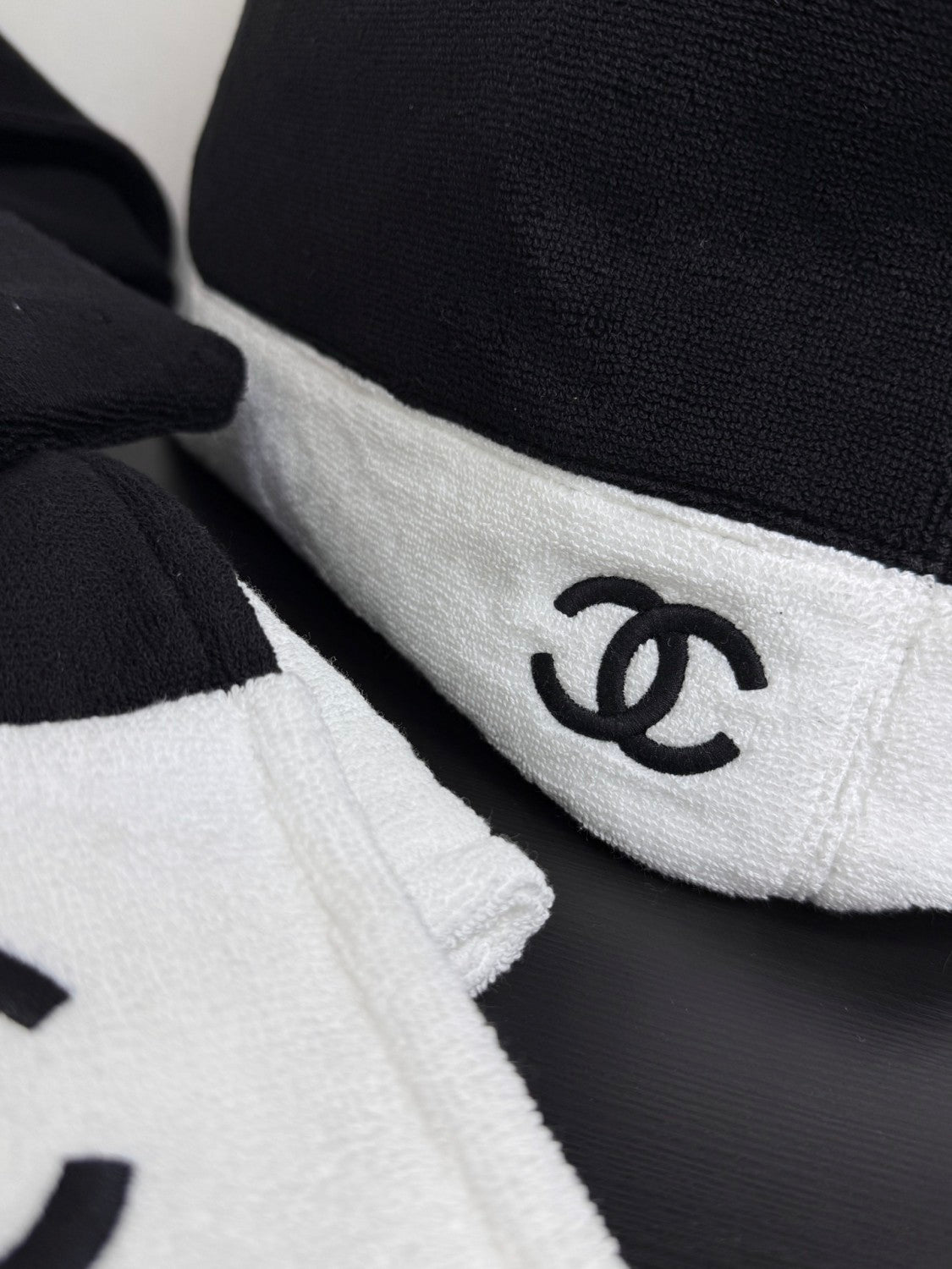 Chanel 2026 Beach Bag Set Classic Black And White Colorway Large Capacity (45 X 60 X 20 Cm) Mini Wallet (17 X 20 Cm) Beach Towel (170 X 103 Cm) Bags #196926