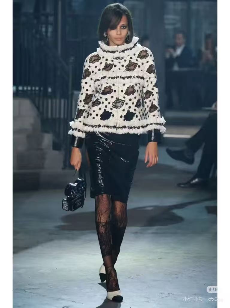 Chanel The 2016 Pre-fall Runway Featured Retro Elegant Black-and-white Statement Bag Bags #170157