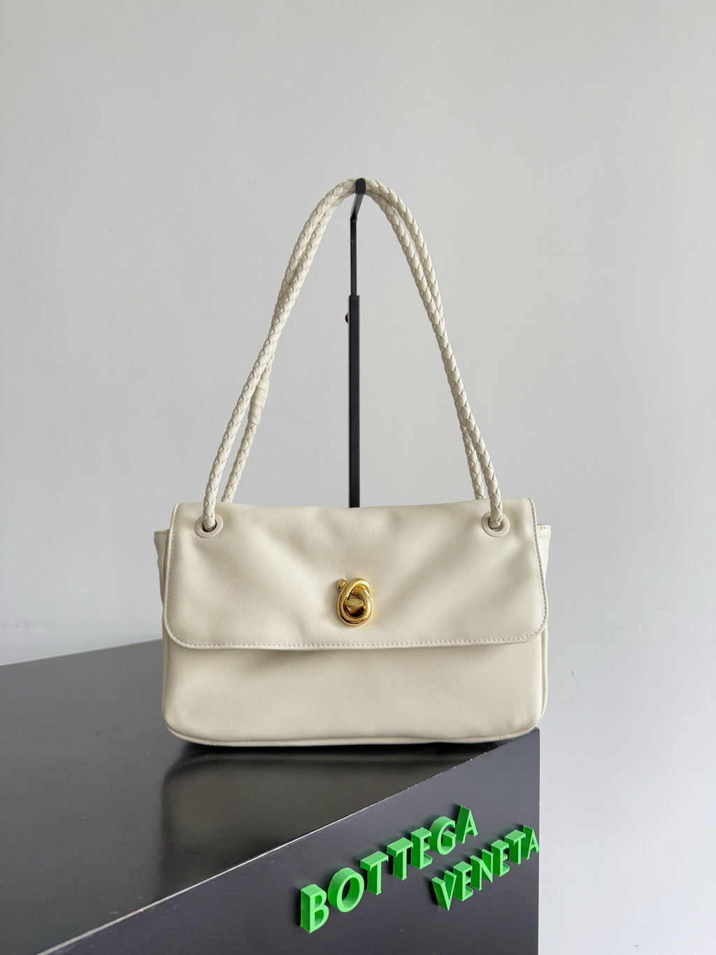 Bottega Veneta Women's Madison Shoulder Bag Crossbody Bag Underarm Bags Simple And Stylish Summer Shoulder Bag Crossbody Bag High-end Fashion #82817A