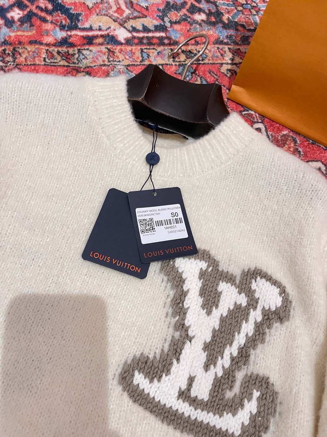 Louis Vuitton Women's Spring and Autumn Solid Color Letter Applique Crew Neck Knitted Sweater #75121