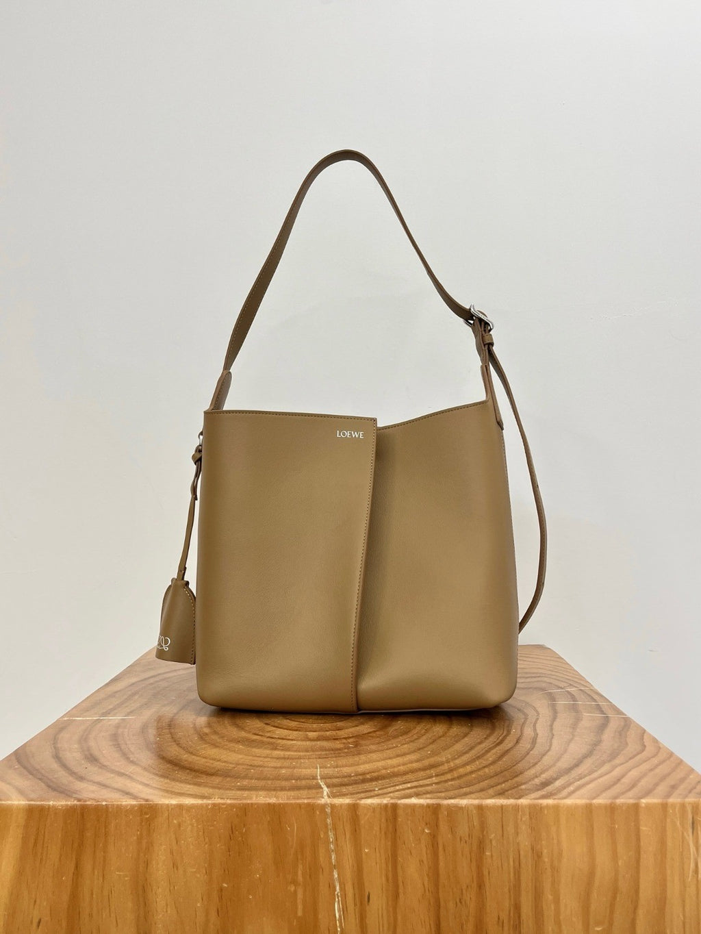 Loewe Medium Large Smooth Calfskin Bilbao Bucket Bag Stylish Minimalist Geometric Design Handbag And Crossbody Bags AWRAWRPX01 #197467