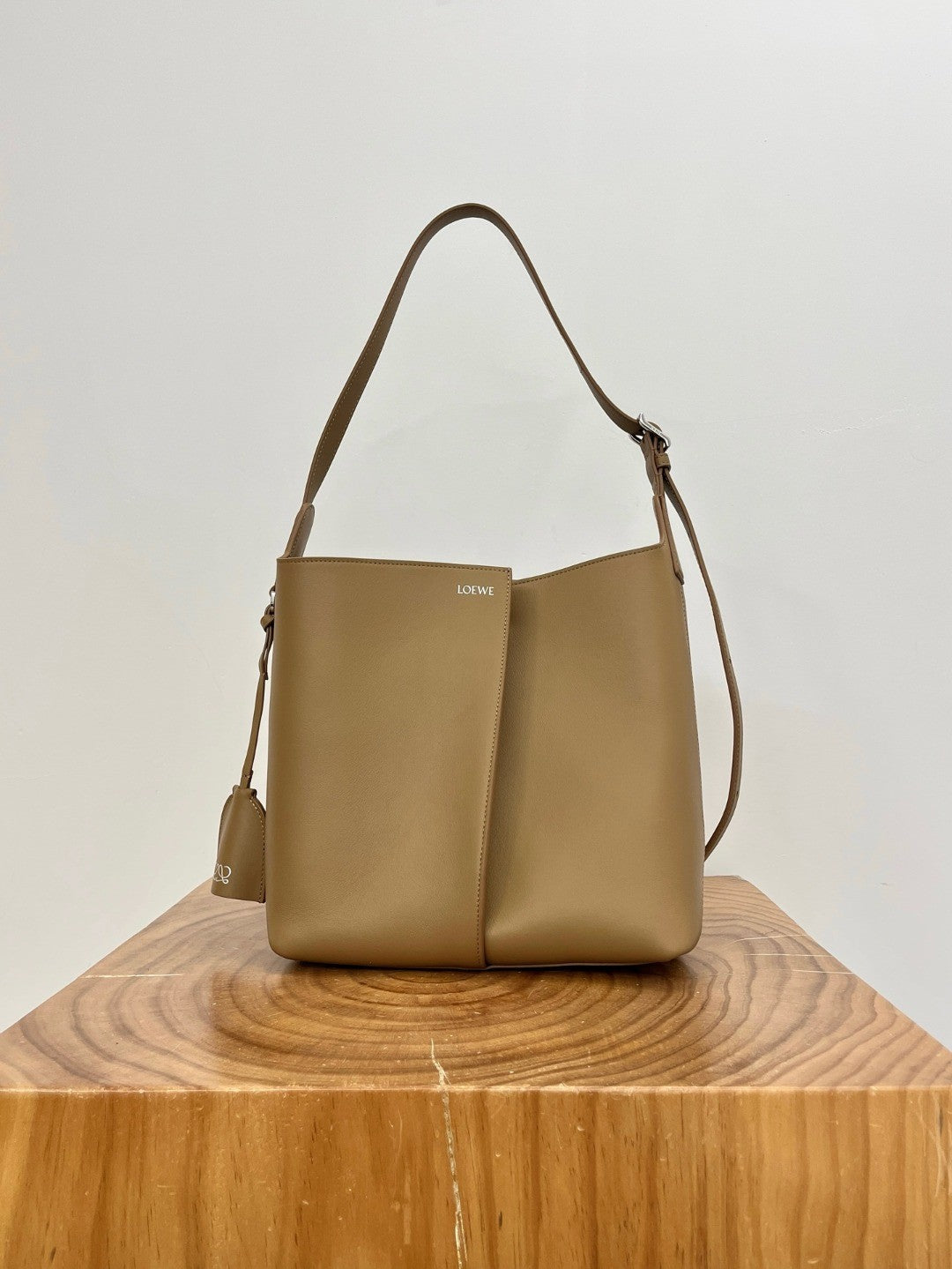 Loewe Medium Large Smooth Calfskin Bilbao Bucket Bag Stylish Minimalist Geometric Design Handbag And Crossbody Bags AWRAWRPX01 #197467