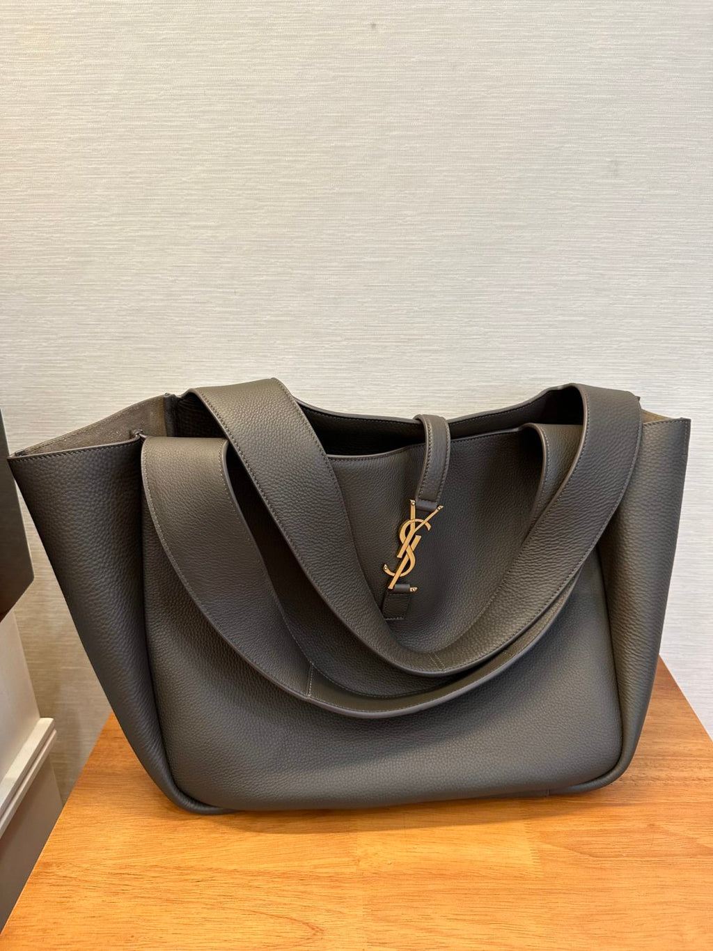 SAINT LAURENT LE 5 À 7 BEA Women's Adjustable Shoulder Strap Solid Color Smooth Leather Shoulder Handbag Bag Bags #76894