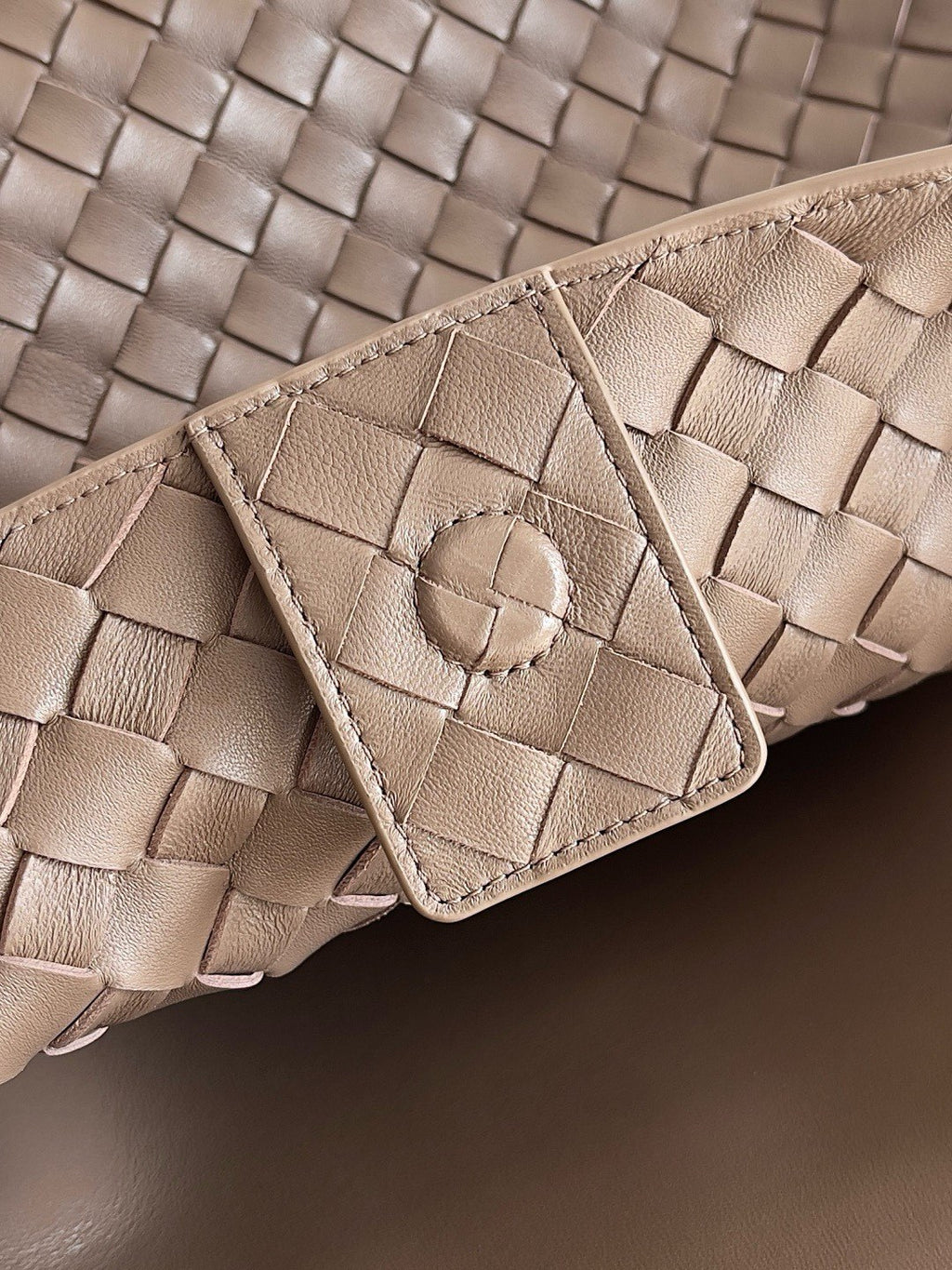 Bottega Veneta Large Andiamo Women's Woven Solid Color Magnetic Clasp Closure Sheepskin Tote Bag Bags #76912