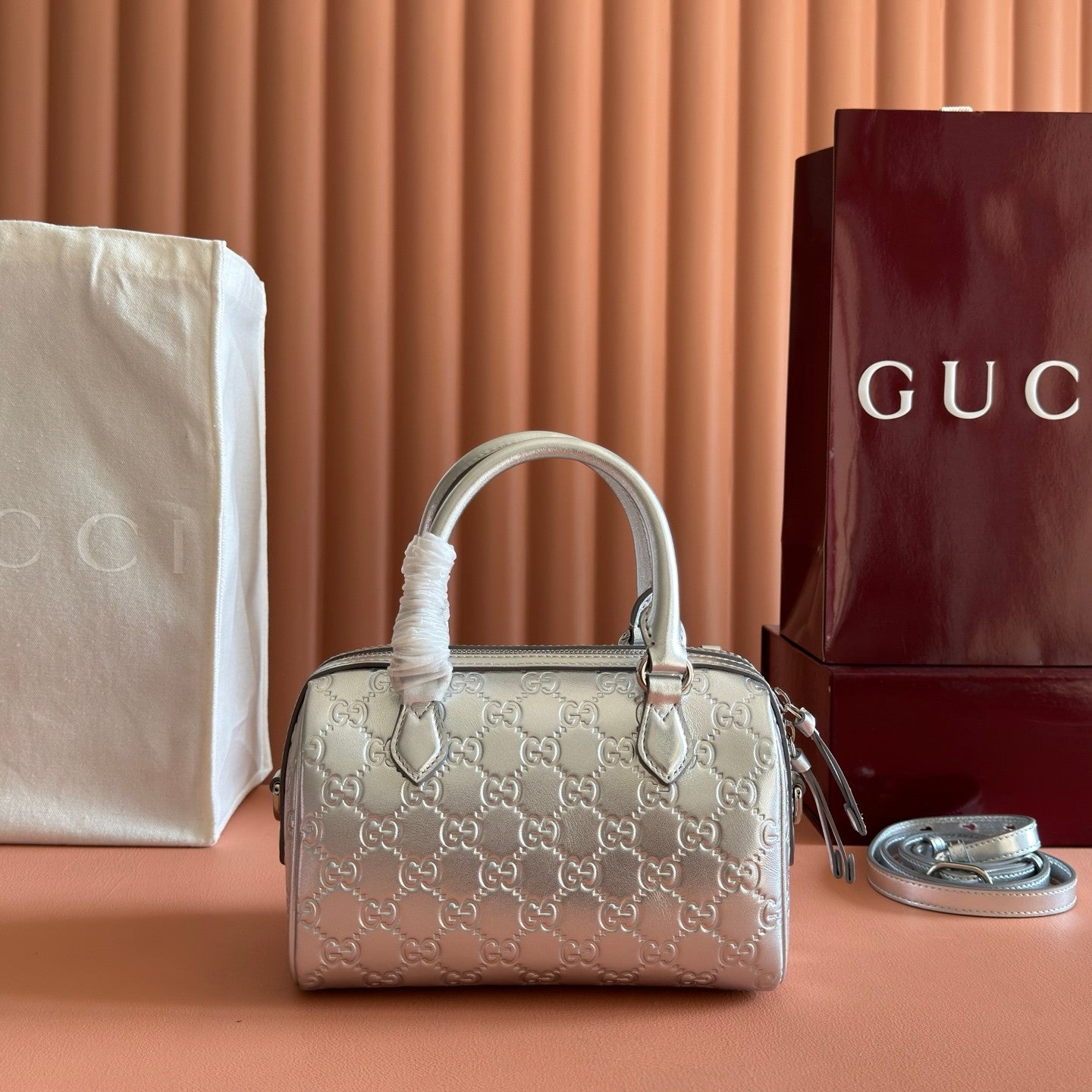 Gucci GG Emblem Series Small Boston Bag 26 New Fashionable Glove Bag Crossbody Bag 848889FAFEL #194417