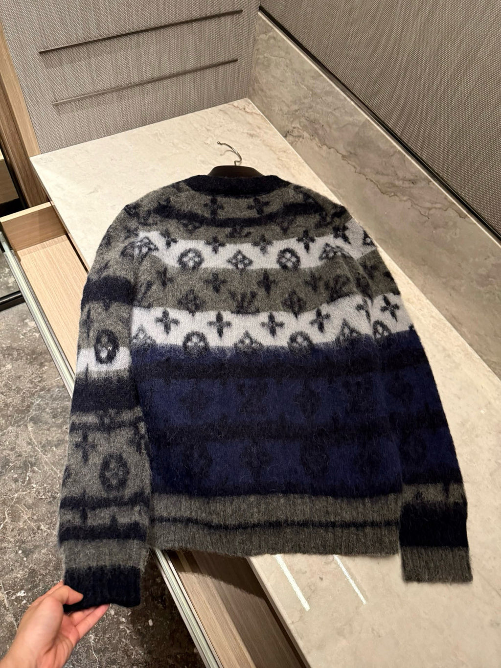 Louis Vuitton MONOGRAM Men's Fall/Winter Fashion Casual V Neck Single Button Classic Print Oversized Sweater Cardigan #79411