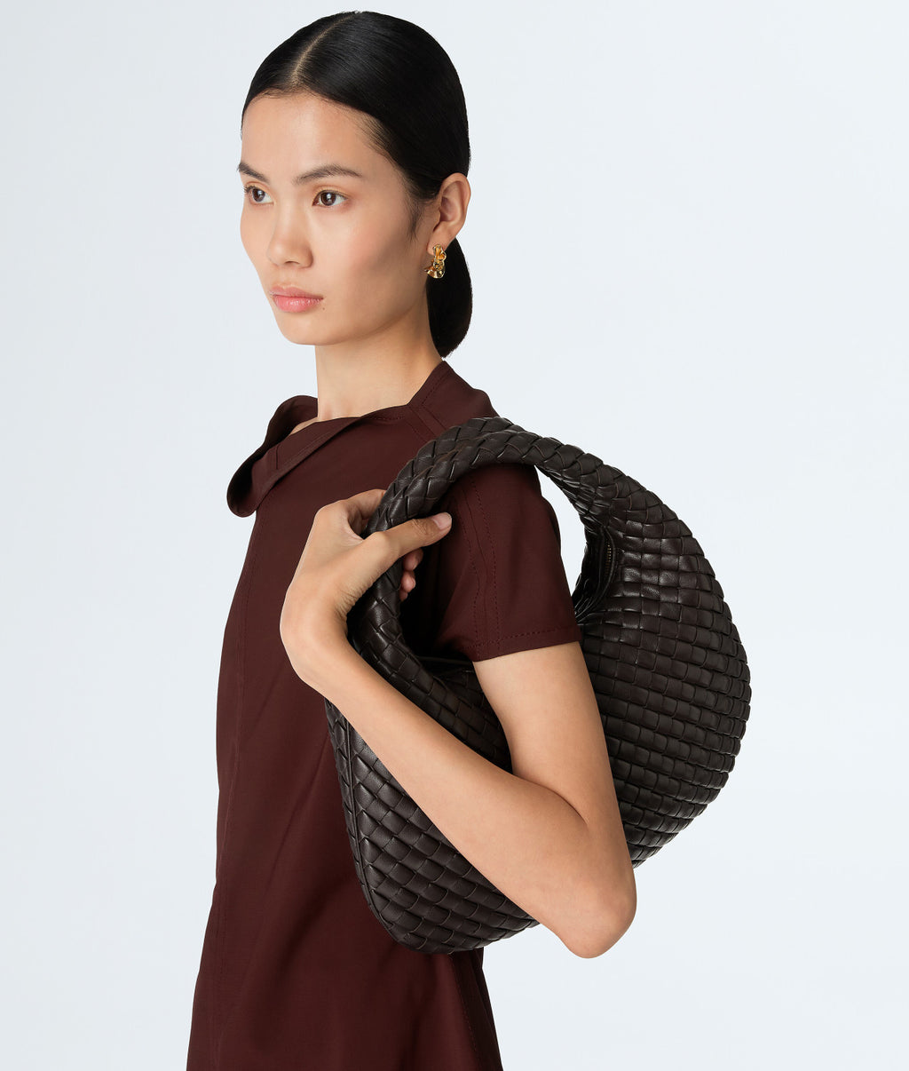 Bottega Veneta Large Maxi Veneta Bag Chocolate Brown Clutch 1.2cm Padded Intrecciato Nappa Lambskin Weave Elegant Fashionable Classic Clutch Handle Height: 18cm 856736V66V02190 #195639