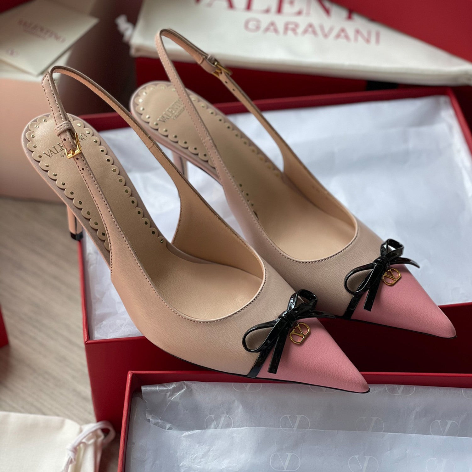 Valentino Bepointy Slingback Pump In Patent Leather And Kidskin Bow V-mark Shoes Fashionable Elegant Exquisite Luxurious Small High Heels 4cm 8cm Ngvp #2246
