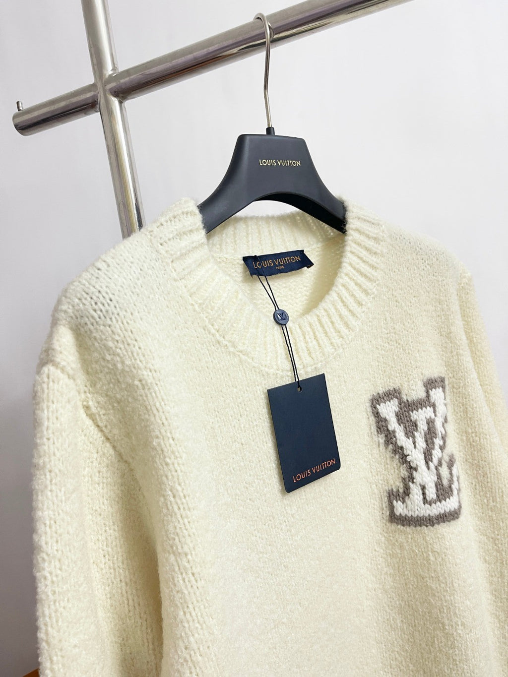 Louis Vuitton Women's Spring and Autumn Solid Color Letter Applique Crew Neck Knitted Sweater #74948