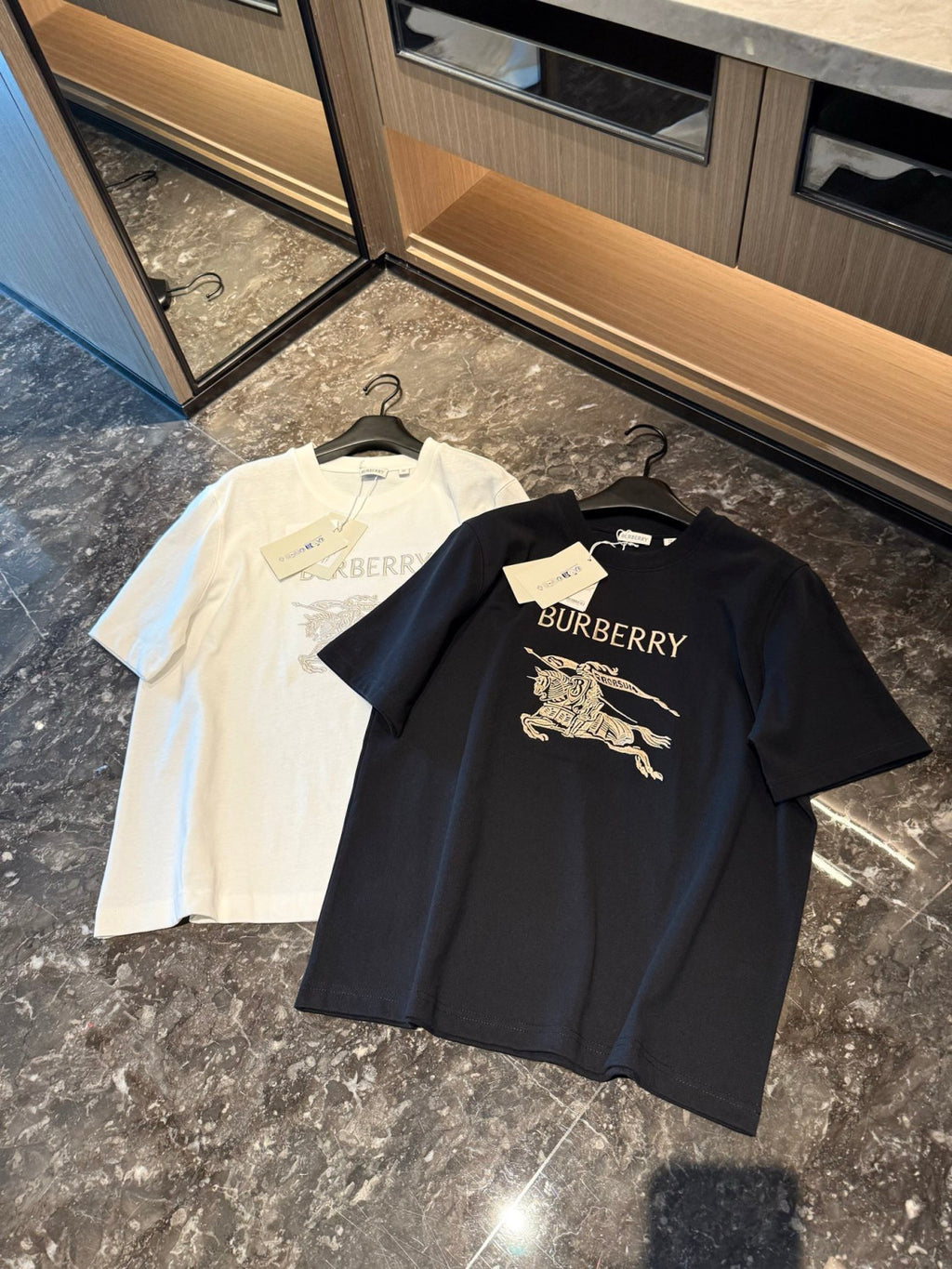 Burberry 26SS Men's and Women's Solid Color T-shirt With Embroidered Logo and Word Art Graffiti #333415