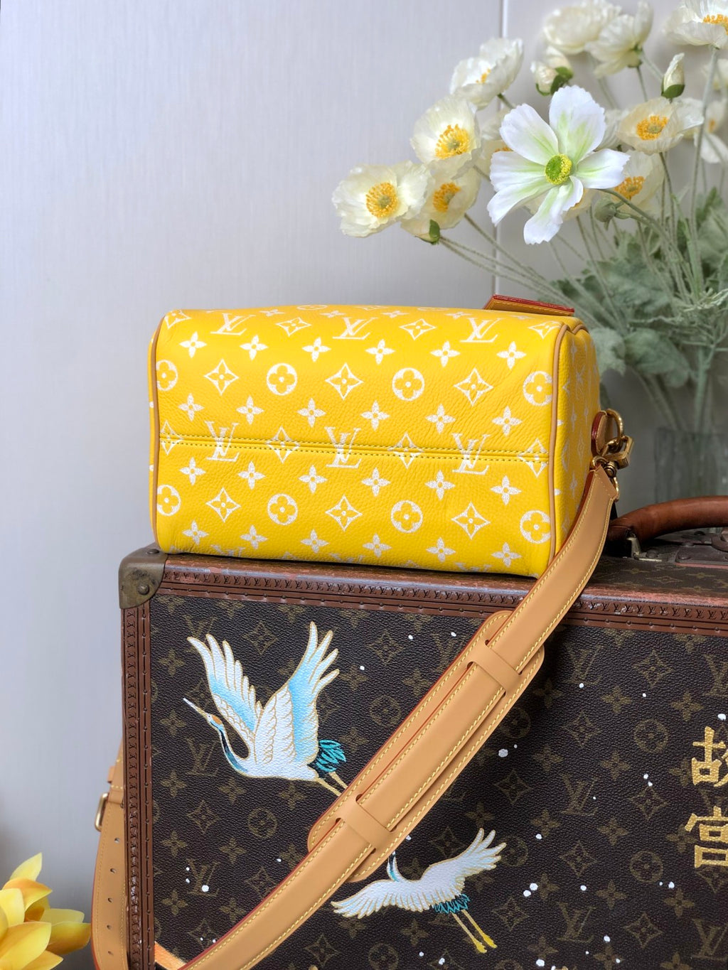 Louis Vuitton Women's Fashion Classic Yellow Logo Zipper Closure Leather Shoulder Bag Handbags In Small Medium And Large Sizes Crossbody Bag Bags #78662