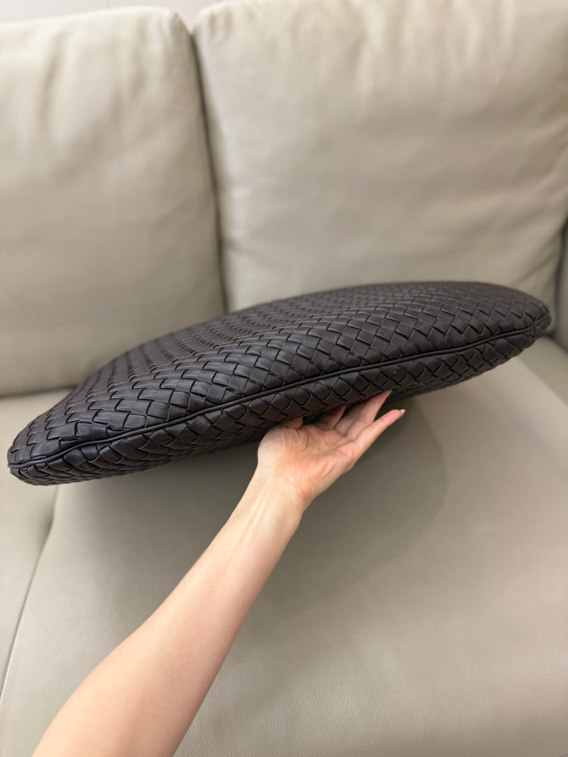 Bottega Veneta Large Maxi Veneta Bag Chocolate Brown Clutch 1.2cm Padded Intrecciato Nappa Lambskin Weave Elegant Fashionable Classic Clutch Handle Height: 18cm 856736V66V02190 #195639