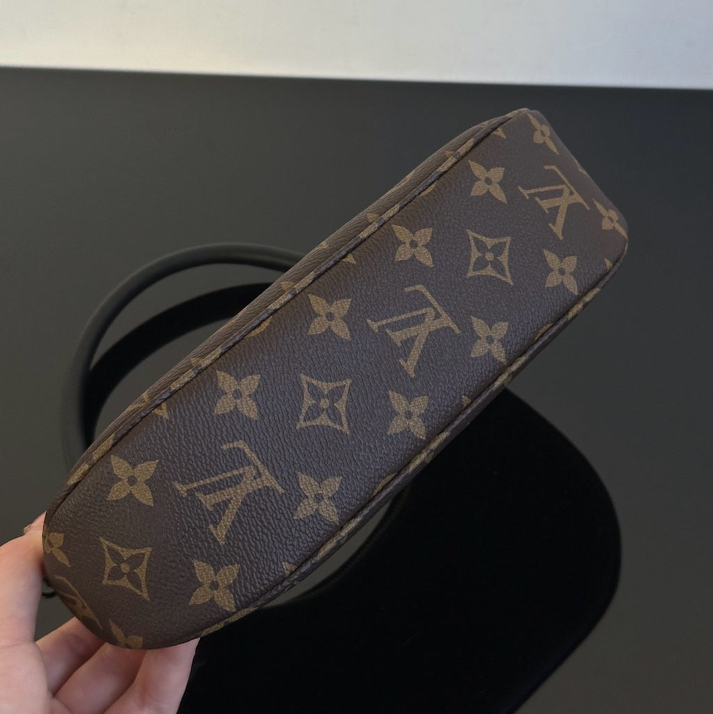 Louis Vuitton 2025 New Crescent Moon Bag. Cathy Small L Monogram Handbag. Comes with Full Packaging #83131A
