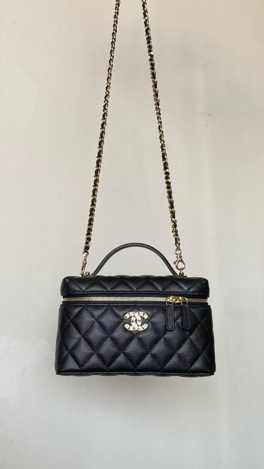CHANEL 25P Women's Black Heart-Shaped Rhinestone Buckle with Brand Logo. Litchi Leather Shoulder/Crossbody Bag #81935L