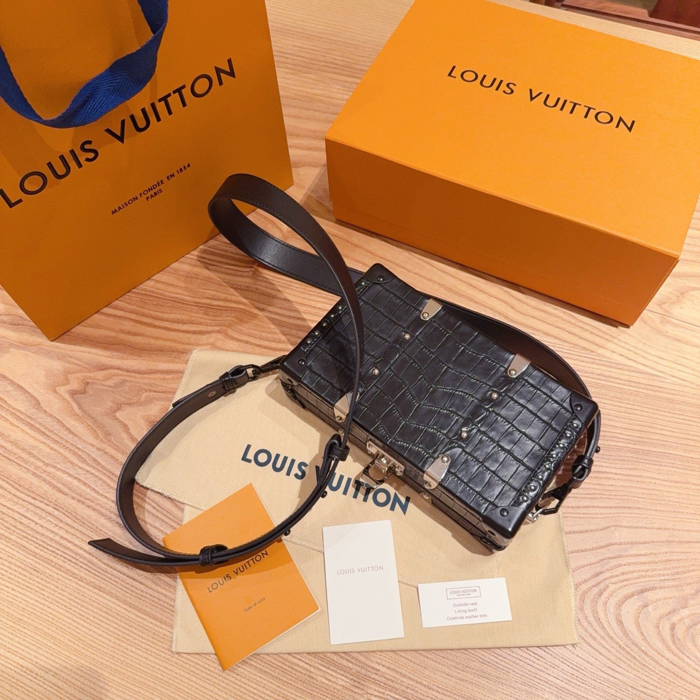Louis Vuitton Crocodile Leather Pattern Handbag #382399