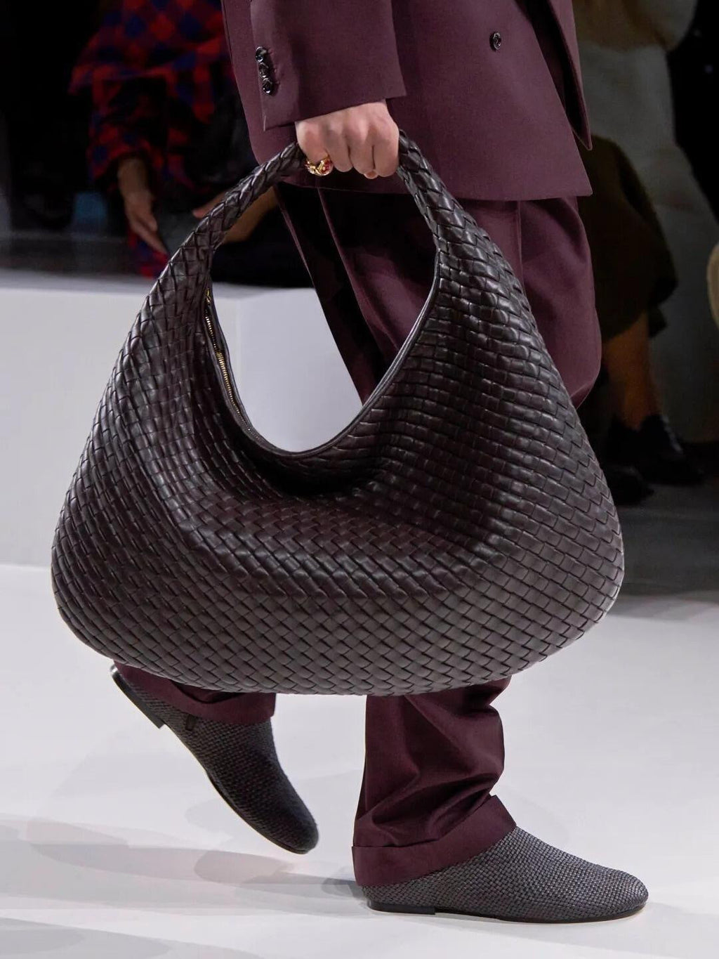 Bottega Veneta Large Maxi Veneta Bag Chocolate Brown Clutch 1.2cm Padded Intrecciato Nappa Lambskin Weave Elegant Fashionable Classic Clutch Handle Height: 18cm 856736V66V02190 #195639