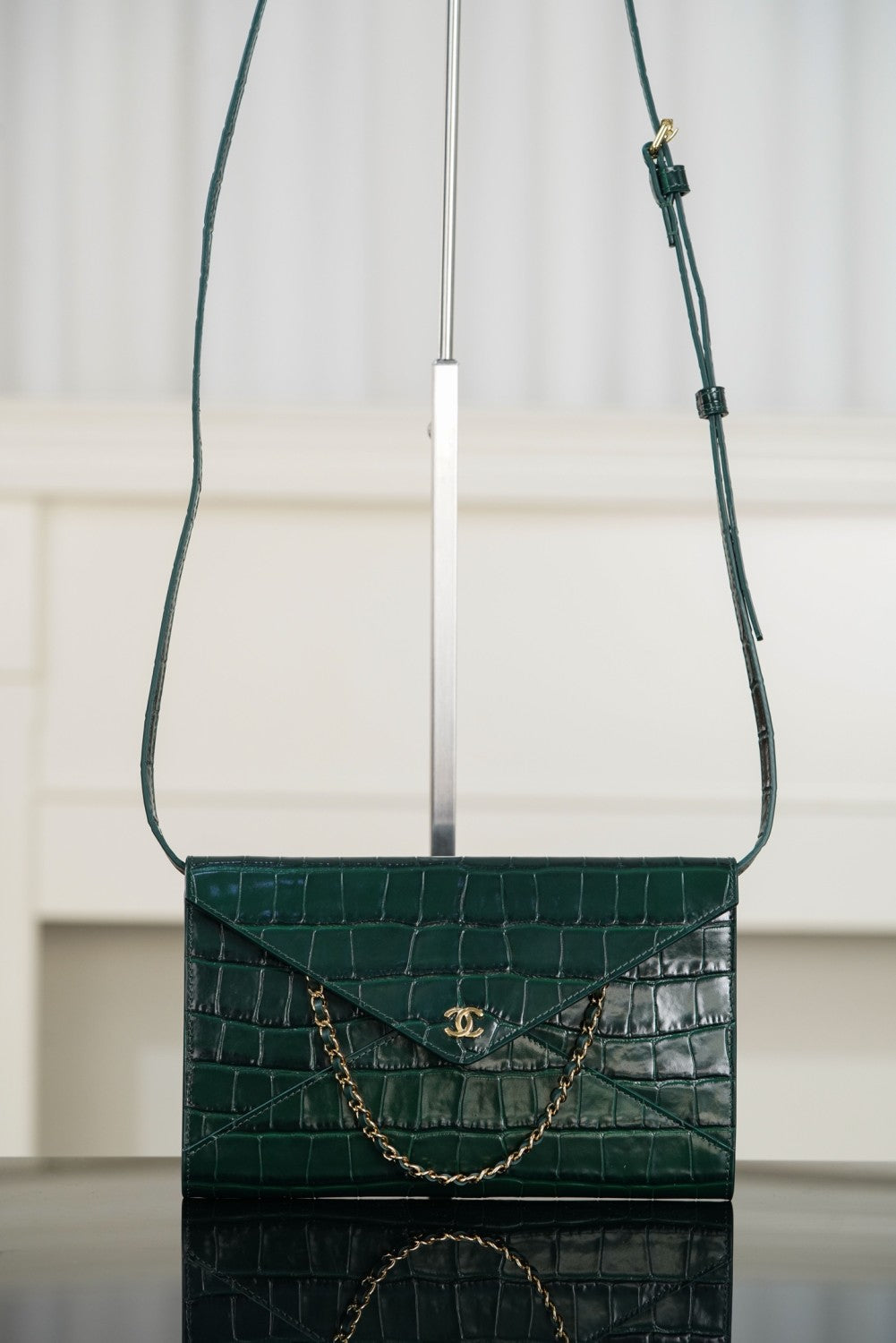 Chanel 26S Crocodile-print Envelope Bag Green Classic Envelope-style Flap Silhouette Matching Leather Shoulder Strap Can Be Worn Crossbody Over The Shoulder Or Carried By Hand Bags Lady #197124