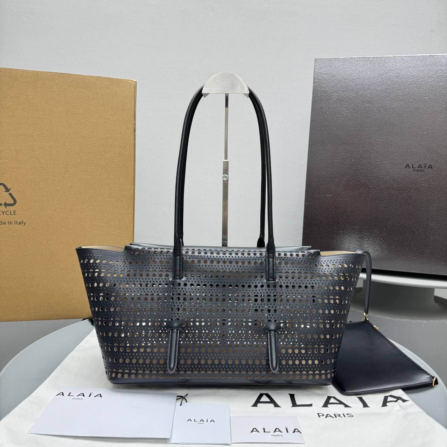 Alaia Mina Cutout Shoulder Bag Design Fashionable Women's Retro Solid Color Casual Temperament Vienne Cutout Carved Pattern  Bag Bags #81633