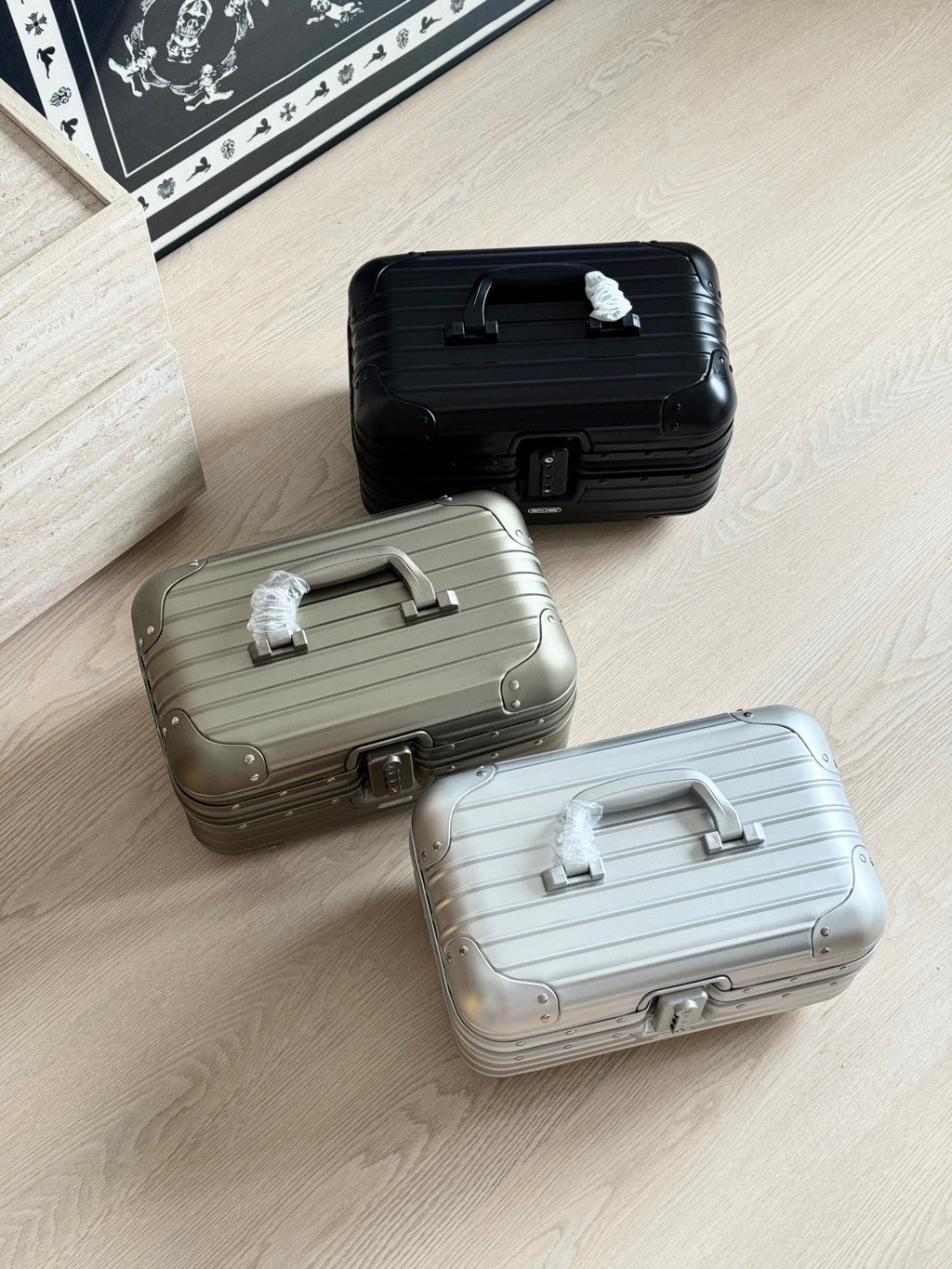 Rimowa Aluminum Travel Vanity Case in Silver Fashionable Leisure Bags with Square Logo Print Adjustable Shoulder Strap Crossbody Bag Handbag Jewelry Storage Box Bags #82955A