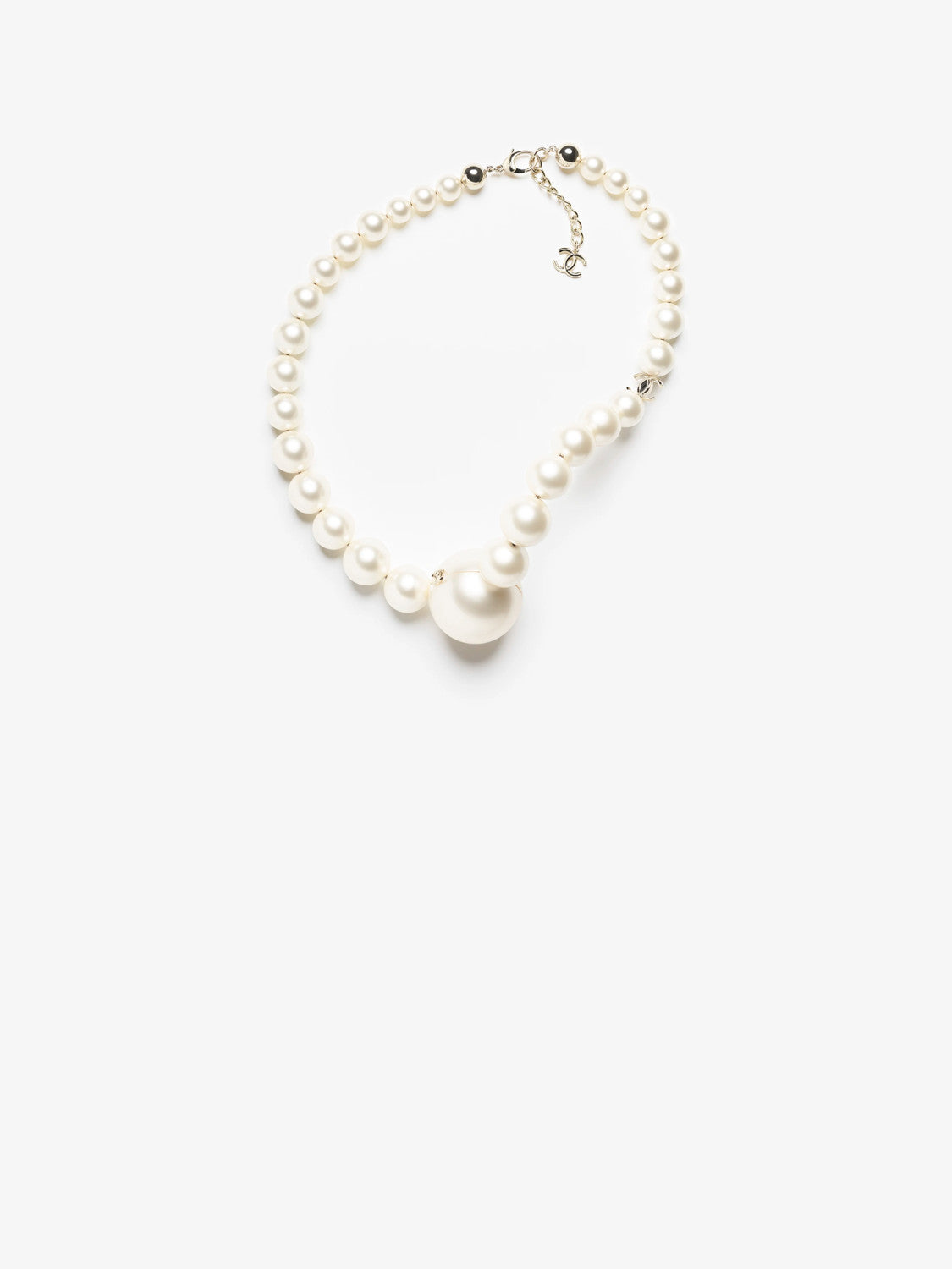 Chanel 2025/26 Fall-winter Collection Pearl Necklace-inspired Structured Evening Clutch Fashionable And Exquisite Girlish-style Handbag Bag Bags #82242A