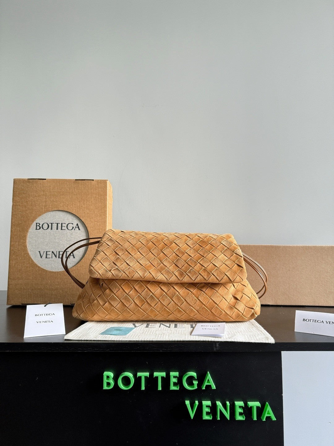 Bottega Veneta Dustbag Giorno Woven Suede Handbag With Drawstring And Clamshell Design Fashionable Elegant And Exquisite Clutch Bag Bags #195310