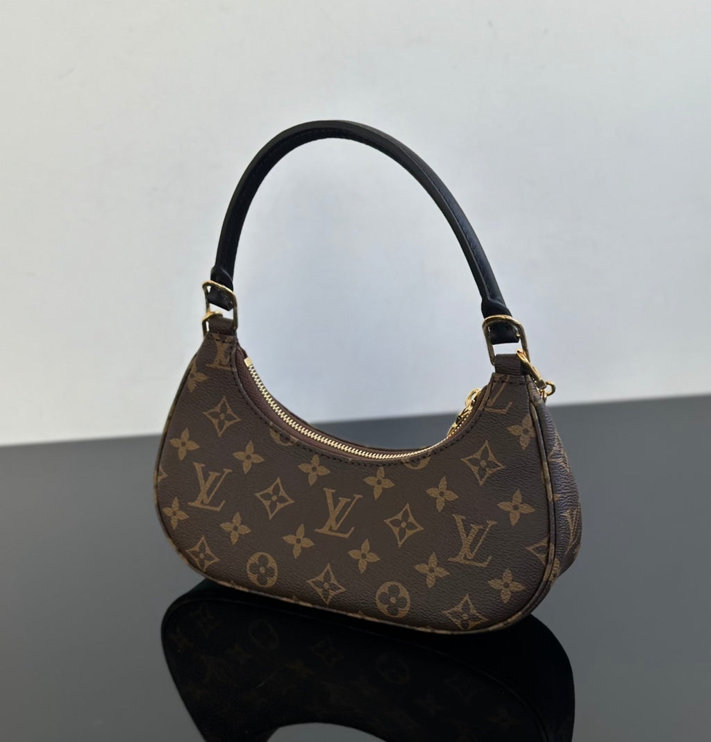 Louis Vuitton 2025 New Crescent Moon Bag. Cathy Small L Monogram Handbag. Comes with Full Packaging #83131A