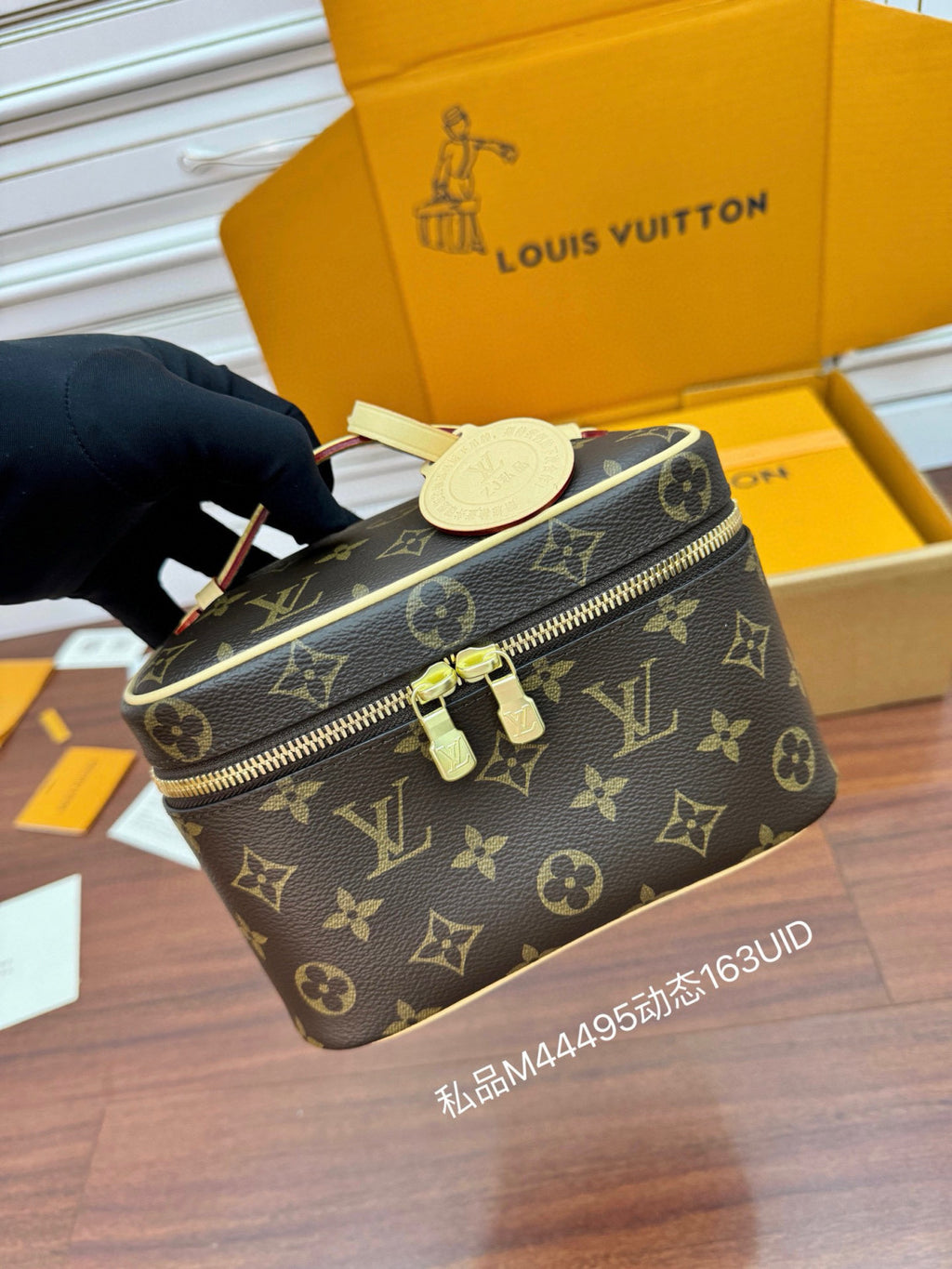 Louis Vuitton NICE Women's Brown Nice Mini Makeup Bag with LV Logo Metal Zipper Pull. Leather Handbag Makeup Bag Bags #77968