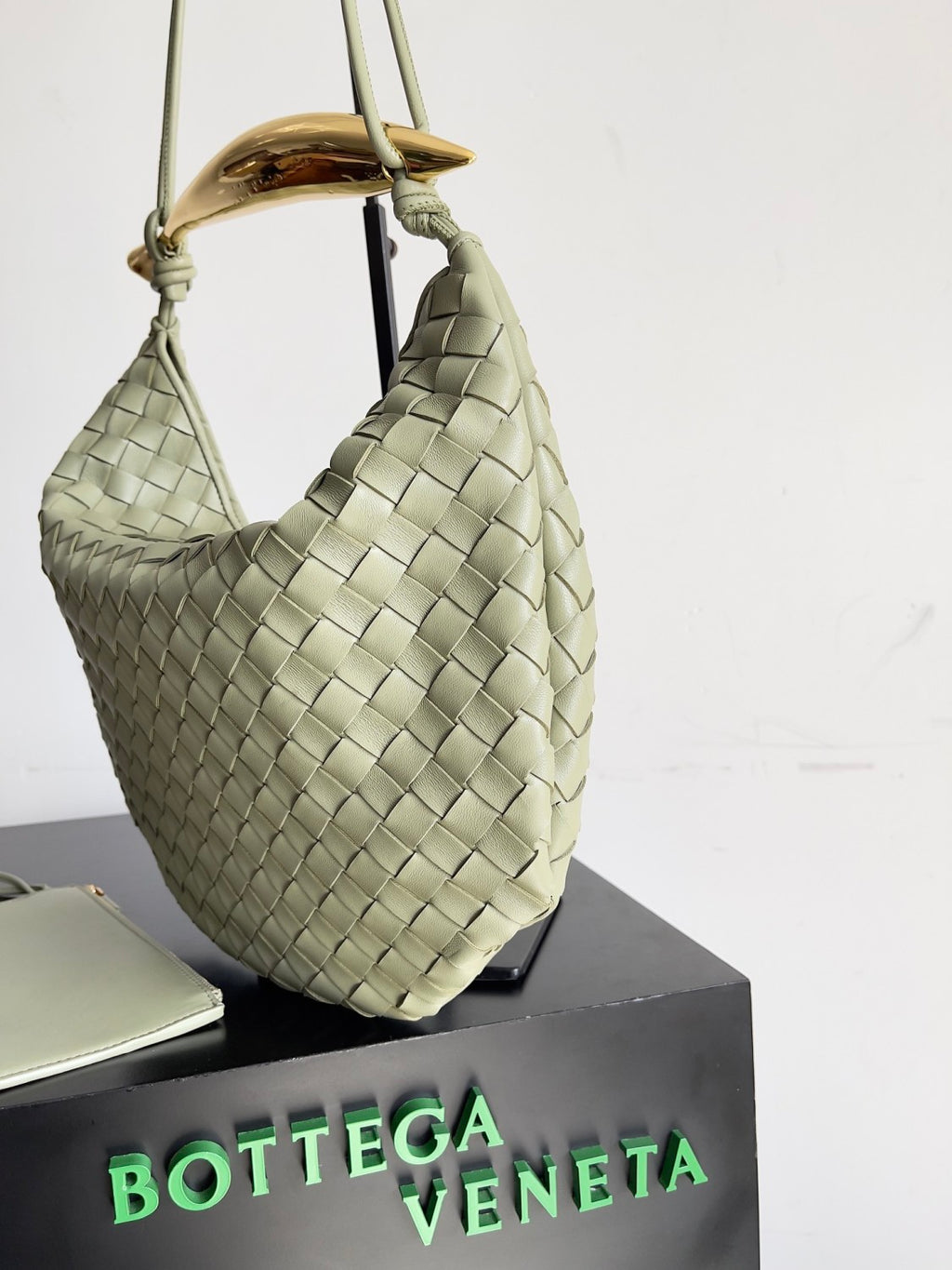Bottega Veneta Women's Solid Color Woven Magnetic Clasp Closure Sheepskin Half Moon Bag Casual Sardine Tote Bags #75432