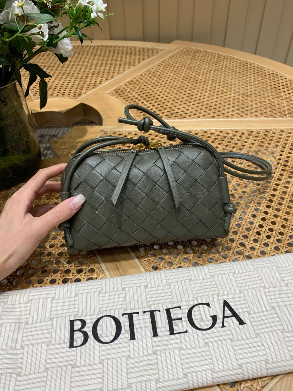 Bottega Veneta  Concert Clutch Intrecciato-woven Leather Clutch Women's Slim-strap Casual Crossbody Bag Elegant And Stylish Bags #196293